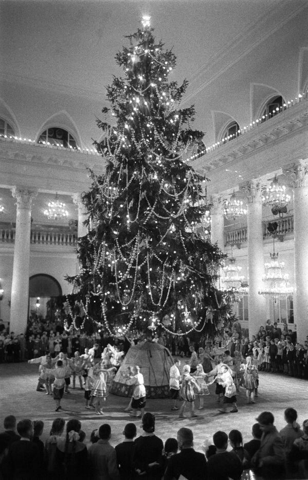 Новогодняя елка в Колонном зале Дома Союзов. 1960 год - Sputnik Южная Осетия