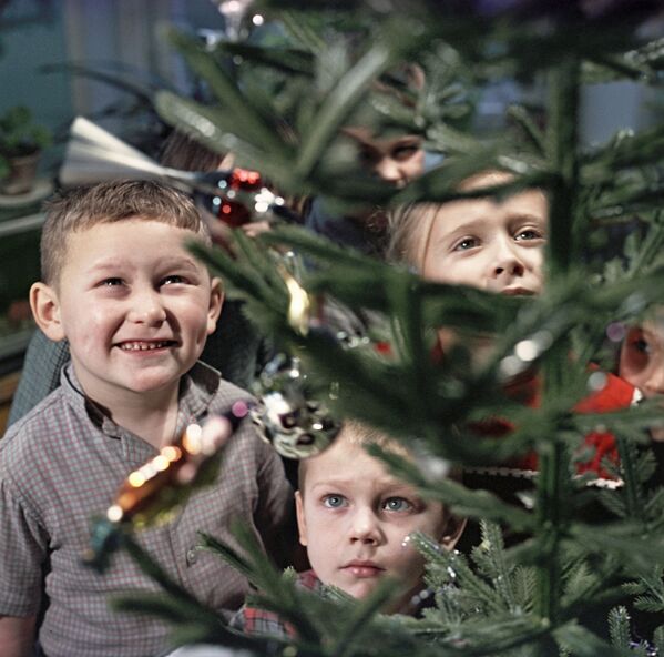 Дети у новогодней елки. 1966 год - Sputnik Южная Осетия