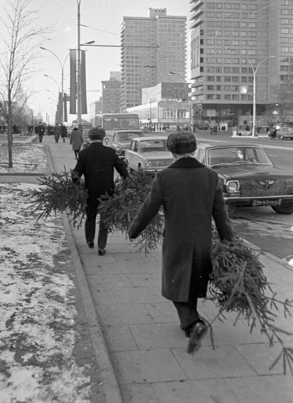 Москвичи несут елки по улице города накануне Нового года. 1978 год - Sputnik Южная Осетия