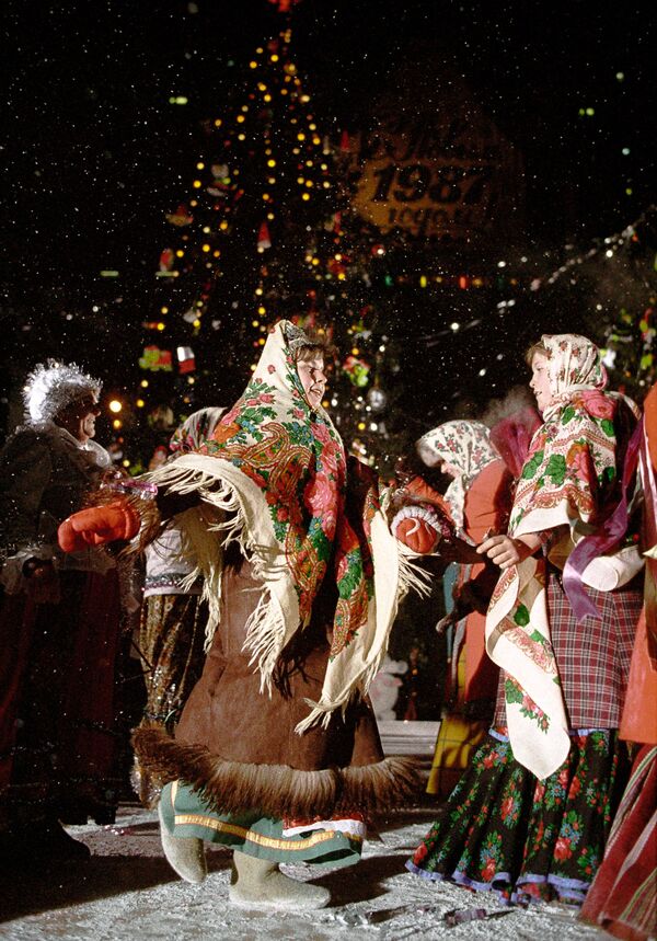 Русский перепляс на новогоднем народном гулянии в Москве. 1987 год - Sputnik Южная Осетия