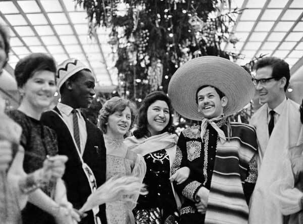 Студенты из разных стран на новогоднем балу молодежи в Кремлевском Дворце съездов. 1964 год - Sputnik Южная Осетия