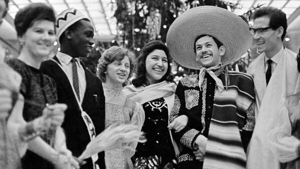 Студенты из разных стран на новогоднем балу молодежи в Кремлевском Дворце съездов. 1964 год - Sputnik Южная Осетия