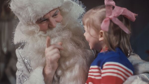 Дед Мороз и девочка. 1972 год - Sputnik Южная Осетия