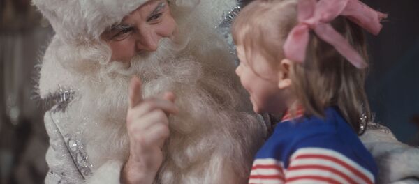 Дед Мороз и девочка. 1972 год Дед Мороз и девочка. 1972 год - Sputnik Южная Осетия