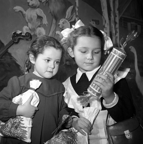 Дети с новогодними подарками от Деда Мороза и Снегурочки. 1954 год - Sputnik Южная Осетия