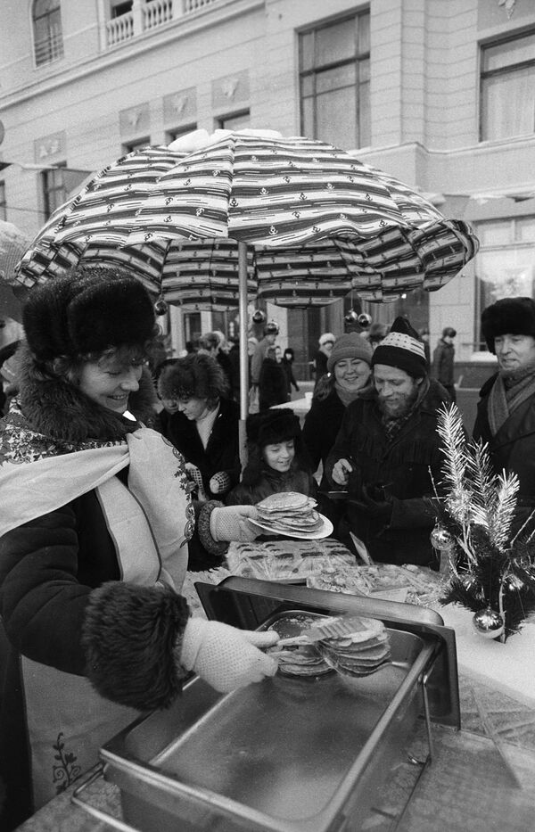 Продажа блинов в новогодние праздники в центре Москвы. 1987 год - Sputnik Южная Осетия