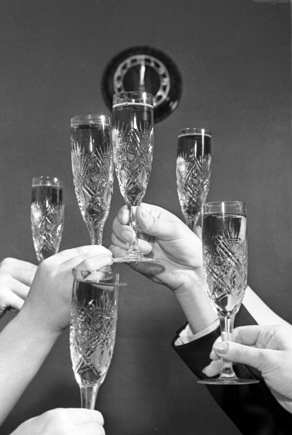 Встреча Нового года. Бокалы с шампанским. 1961 год - Sputnik Южная Осетия