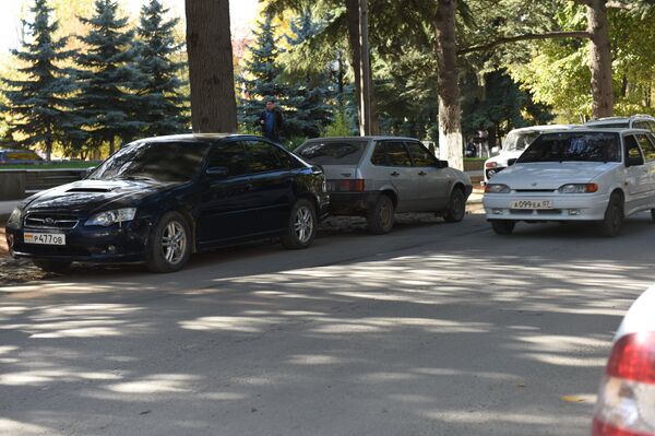 Парковка около здания правительства в Цхинвале - Sputnik Южная Осетия