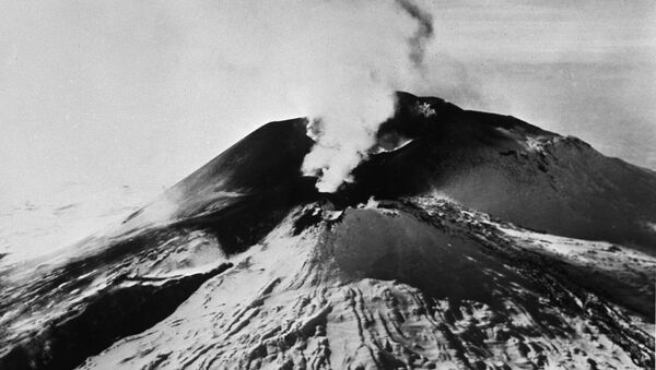 Сицилия. Южный кратер самого высокого и наиболее активного в Европе вулкана Этна выбрасывает расплавленную лаву. Репродукция. - Sputnik Южная Осетия