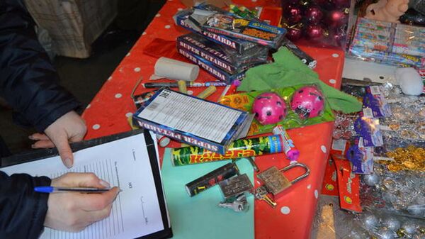 Сотрудники милиции изъяли из продажи контрафактную пиротехнику - Sputnik Хуссар Ирыстон