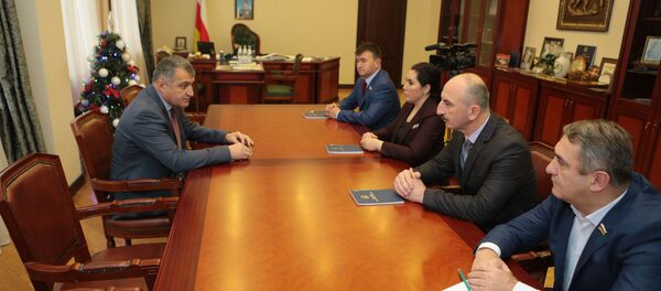 Встреча Анатолия Бибилова с главами парламентских фракций - Sputnik Южная Осетия