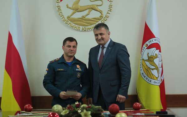 Президент РЮО Анатолий Бибилов вручает награды - Sputnik Южная Осетия