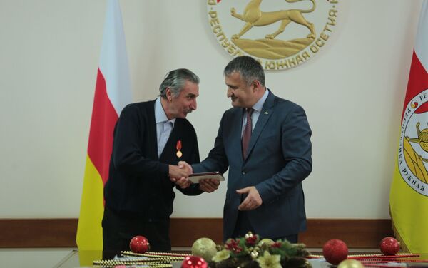 Президент РЮО Анатолий Бибилов вручает награды - Sputnik Южная Осетия