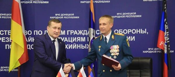 Министр МЧС Южной Осетии Алан Тадтаев и глава МЧС Донецкой Народной Республики Алексей Кострубицкий - Sputnik Южная Осетия