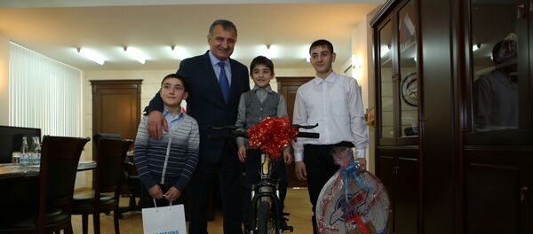 Президент Южной Осетии исполнил новогодние желания детей - Sputnik Южная Осетия