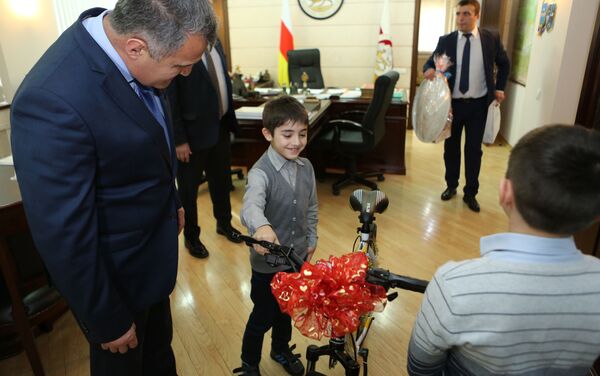 Президент Южной Осетии исполнил новогодние желания детей - Sputnik Южная Осетия