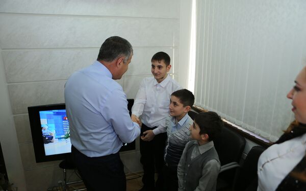 Президент Южной Осетии исполнил новогодние желания детей - Sputnik Южная Осетия