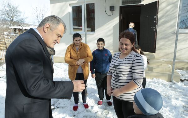 Президент Анатолий Бибилов вручил ключи от новых домов  - Sputnik Южная Осетия