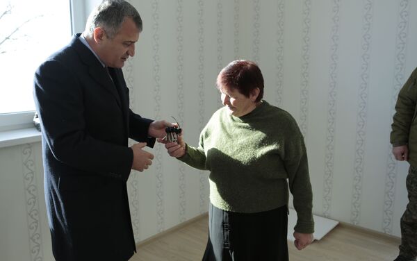 Президент Анатолий Бибилов вручил ключи от новых домов  - Sputnik Южная Осетия