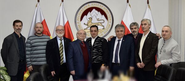 Посол РЮО в РФ встретился с осетинскими художниками  Посол РЮО в РФ встретился с осетинскими художниками  - Sputnik Южная Осетия