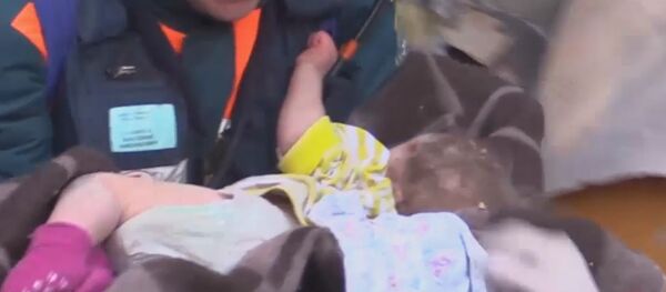 Кадры спасения ребенка из-под завалов в Магнитогорске Кадры спасения ребенка из-под завалов в Магнитогорске - Sputnik Южная Осетия