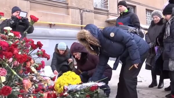 Трагедия в Магнитогорске: разбор завалов продолжается, люди несут цветы - Sputnik Южная Осетия