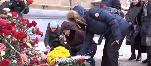 Трагедия в Магнитогорске: разбор завалов продолжается, люди несут цветы Трагедия в Магнитогорске: разбор завалов продолжается, люди несут цветы - Sputnik Южная Осетия