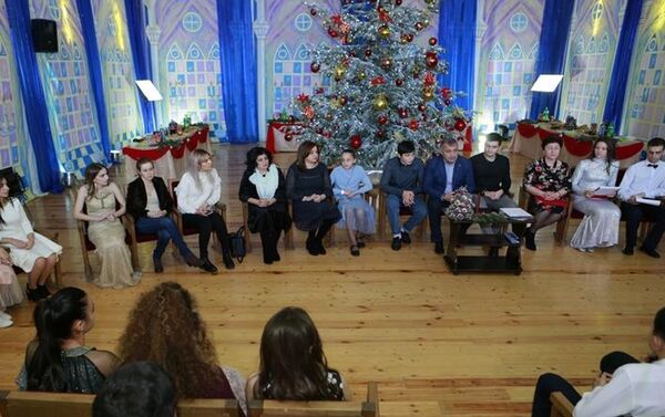 Президент Анатолий Бибилов встретился со старшеклассниками школ Южной Осетии, которые посещают различные секции во Дворце детского творчества - Sputnik Южная Осетия