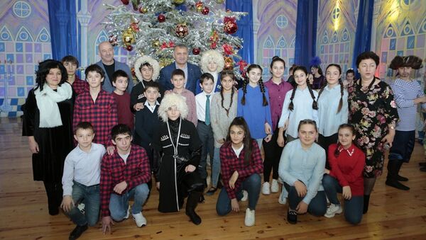 В Цхинвале во Дворце детского творчества состоялось открытие Президентской елки - Sputnik Южная Осетия