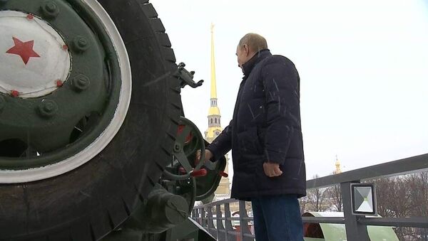 Путин выстрелил из пушки во время гуляний в Петропавловской крепости - Sputnik Южная Осетия