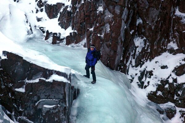 Турист на замерзшем водопаде Кольского полуострова - Sputnik Южная Осетия
