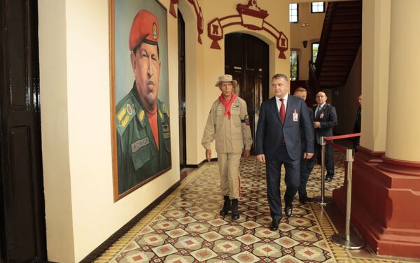 Президент Анатолий Бибилов посетил мемориал-усыпальницу команданте Уго Чавеса - Sputnik Южная Осетия