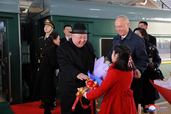 Лидер КНДР Ким Чен Ын получает цветы на железнодорожном вокзале Пекина - Sputnik Южная Осетия