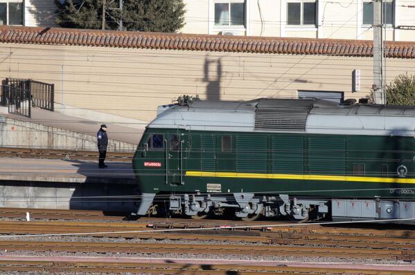 Поезд, на котором приехал лидер КНДР Ким Чен Ын, на железнодорожном вокзале Пекина - Sputnik Южная Осетия