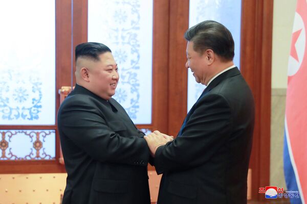 Лидер КНДР Ким Чен Ын и председатель КНР Си Цзиньпин на встрече в Пекине - Sputnik Южная Осетия