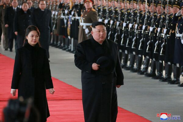 Лидер КНДР Ким Чен Ын и его жена Ли Соль Чжу во время визита в Пекин - Sputnik Южная Осетия