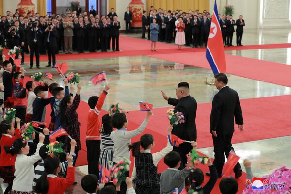 Лидер КНДР Ким Чен Ын и председатель КНР Си Цзиньпин на встрече в Пекине  - Sputnik Южная Осетия