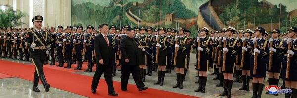 Лидер КНР Си Цзиньпин и лидер Северной Кореи Ким Чен Ын на церемонии приветствия в Пекине, Китай - Sputnik Южная Осетия