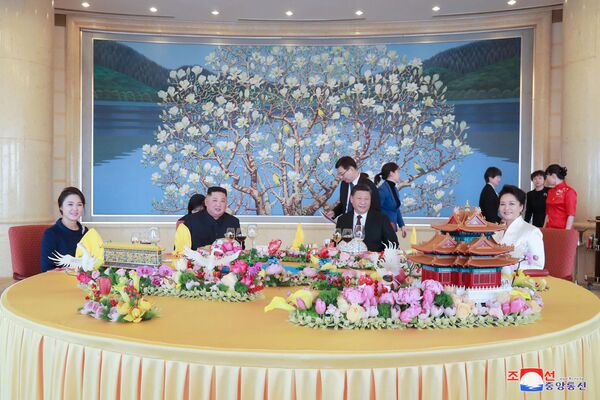 Лидер КНР Си Цзиньпин и лидер Северной Кореи Ким Чен Ын с супругами во время встречи в Пекине, Китай - Sputnik Южная Осетия