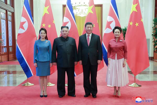 Лидер КНР Си Цзиньпин и лидер Северной Кореи Ким Чен Ын с супругами во время встречи в Пекине, Китай - Sputnik Южная Осетия