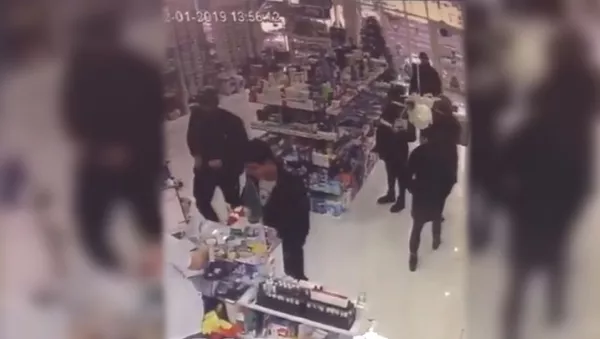Наглая кража из аптеки попала на видео во Владикавказе - Sputnik Южная Осетия