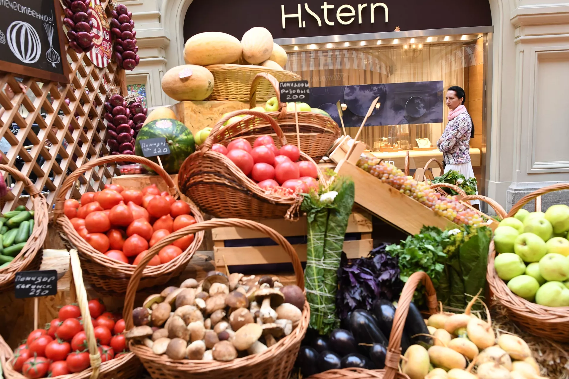 Открытие ярмарки отечественных фермерских продуктов в ГУМе Открытие ярмарки отечественных фермерских продуктов в ГУМе