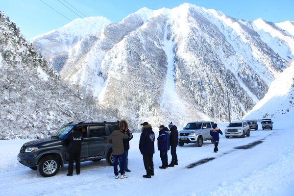 Автомобилисты на автомобильной дороге Транскавказской магистрали в Северной Осетии, перекрытой из-за схода снежных лавин - Sputnik Южная Осетия