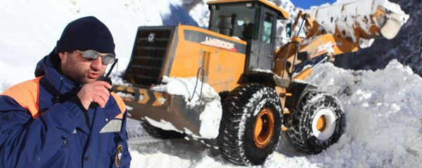 Дорожная техника Росавтодор расчищает автомобильную дорогу Транскавказской магистрали в Северной Осетии - Sputnik Южная Осетия