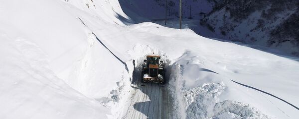 Дорожная техника Росавтодор расчищает автомобильную дорогу Транскавказской магистрали в Северной Осетии Дорожная техника Росавтодор расчищает автомобильную дорогу Транскавказской магистрали в Северной Осетии - Sputnik Южная Осетия