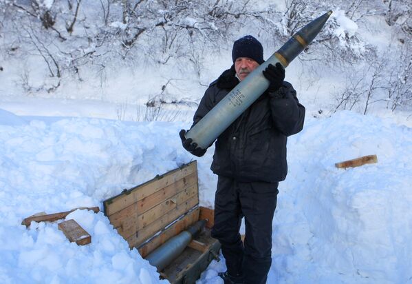 Заряжание артиллерийской пушки противолавинной службы Росгидромета во время обстрела горных склонов в Северной Осетии для принудительного спуска снежных лавин - Sputnik Южная Осетия