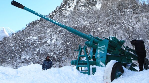 Обстрел горных склонов в Северной Осетии артиллерийской пушкой противолавинной службы Росгидромета для принудительного спуска снежных лавин - Sputnik Южная Осетия