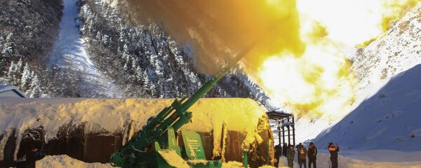 Обстрел горных склонов в Северной Осетии артиллерийской пушкой противолавинной службы Росгидромета Обстрел горных склонов в Северной Осетии артиллерийской пушкой противолавинной службы Росгидромета - Sputnik Южная Осетия