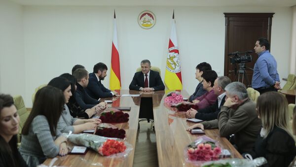 Бибилов наградил сотрудников управления по лицензированию - Sputnik Южная Осетия