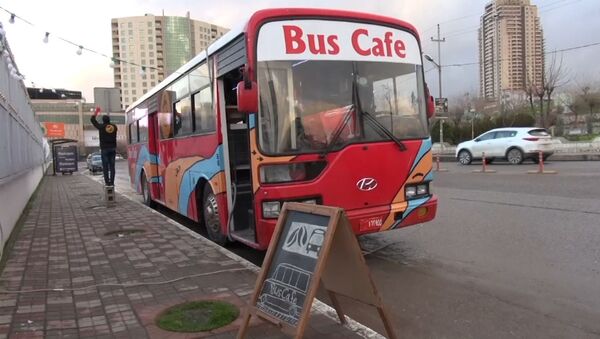 Два жителя Ирака открыли кафе прямо в автобусе - Sputnik Южная Осетия